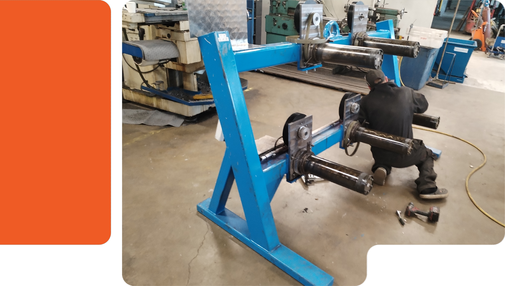 Työntekijä verstaalla valmistamassa ja tarkastamassa konepajavalmisteet KLP Servicellä.