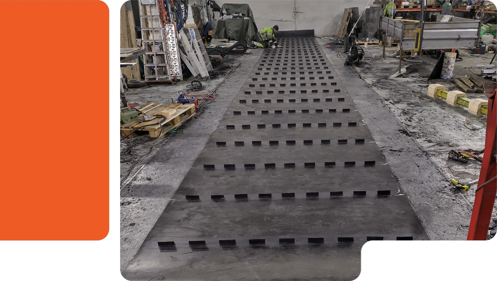 KLP Servicen työntekijä asentaa kuljetinhihnaa teollisuusympäristössä